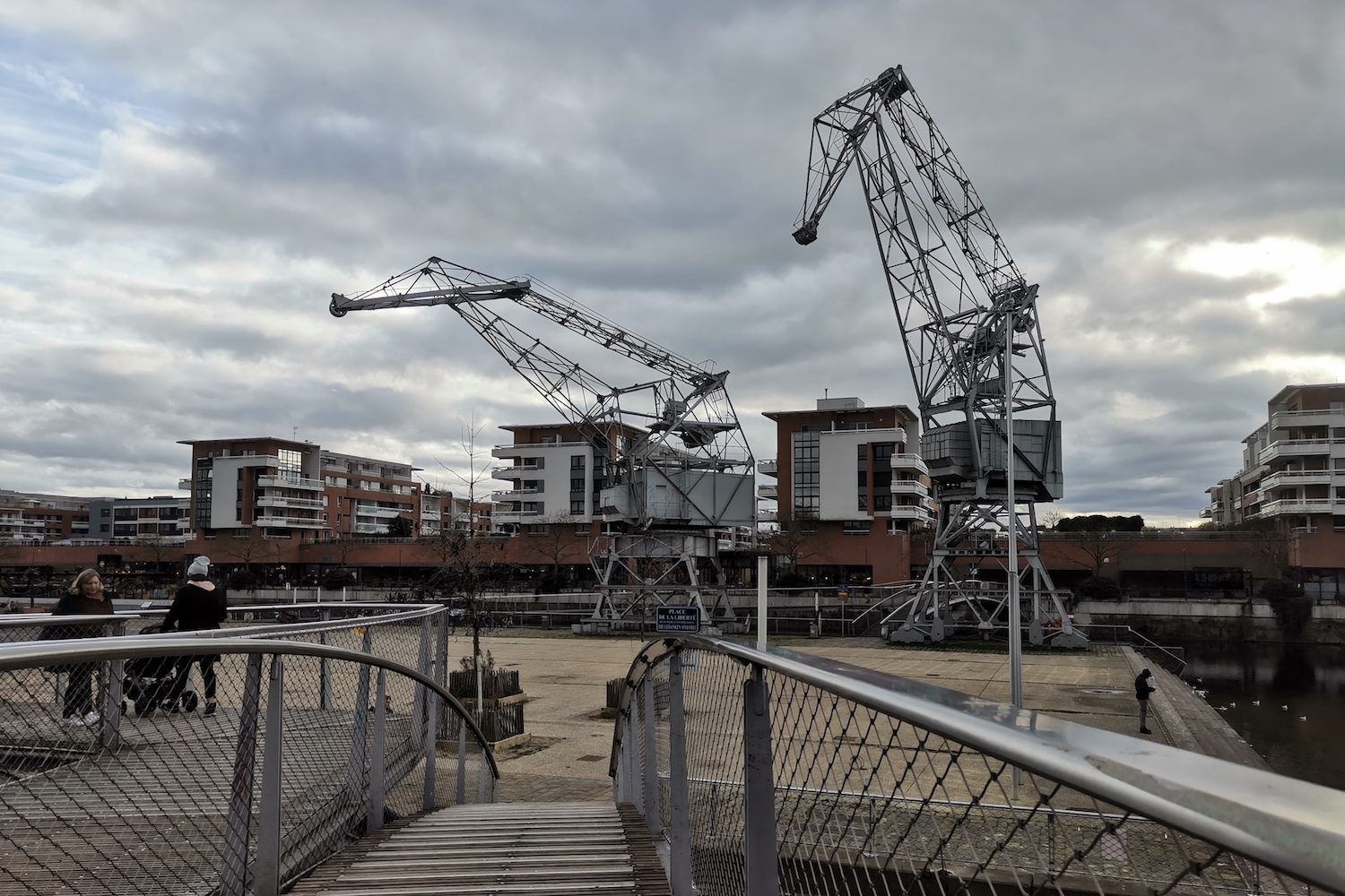 Les grues ont été conservées pour garder l’identité du lieu © Globe Reporters