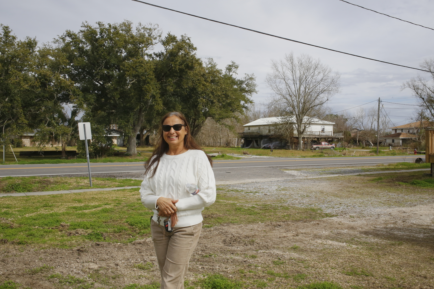 Christine devant le bayou Pointe-aux-Chênes © Globe Reporters 