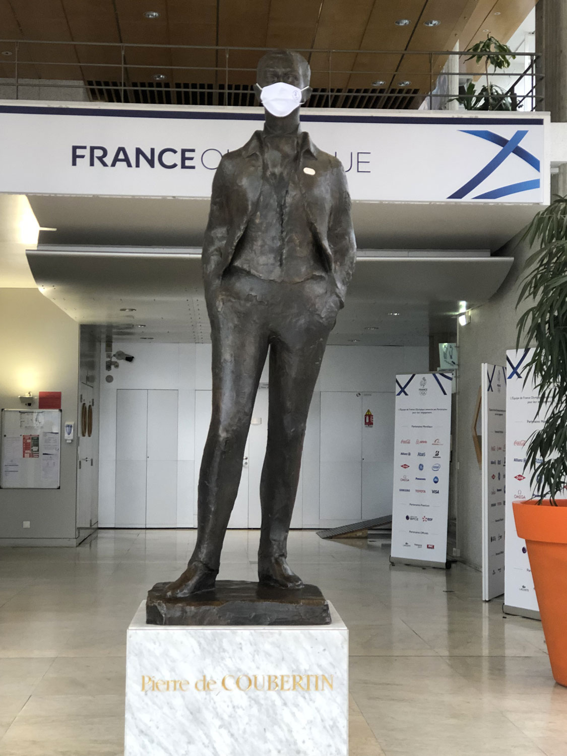 Pierre de Coubertin : même sa statue est masquée en ce temps de pandémie © Globe Reporters