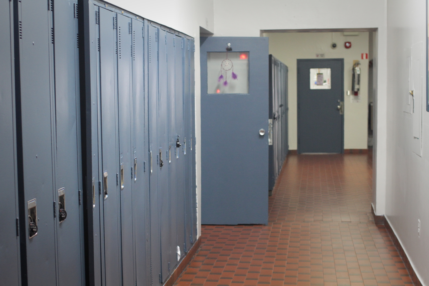 Couloir du collège avec les casiers des élèves.