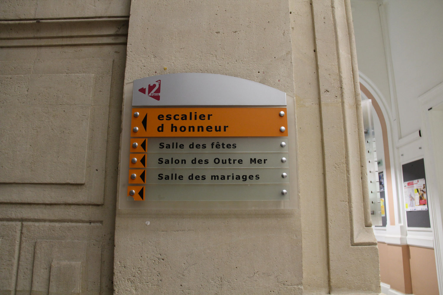 Le cabinet de Madame La maire est en haut de l’escalier d’honneur à côté de la salle des mariages © Globe Reporters