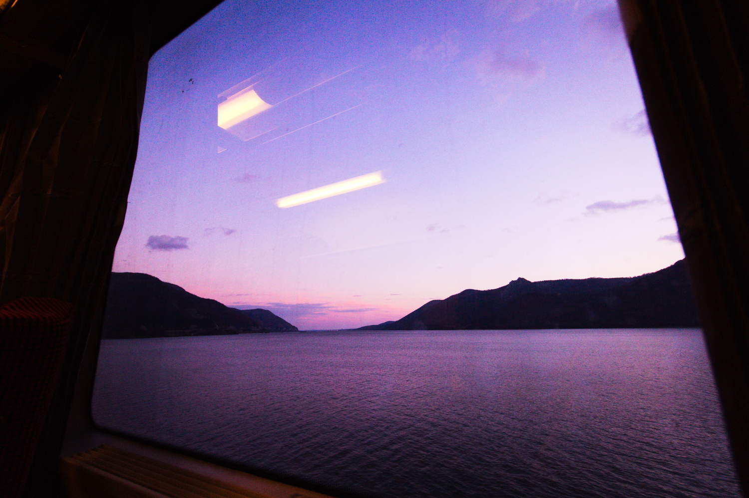 Coucher de soleil sur le Danube. Le train longe le plus long fleuve d’Europe pendant une heure © Globe Reporters