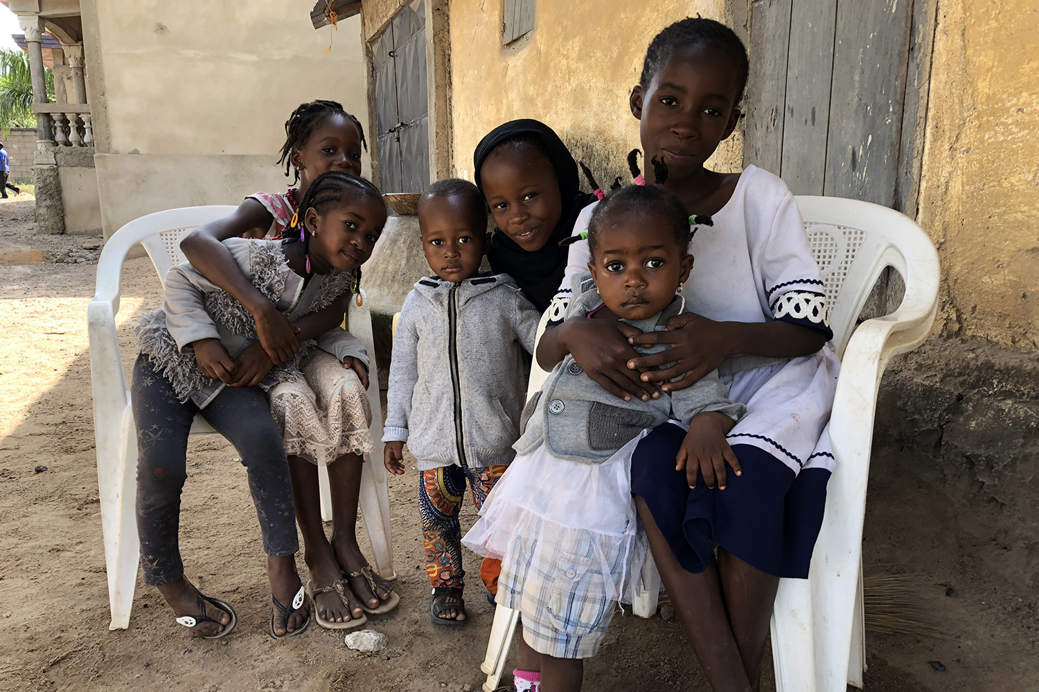 Les enfants du voisinage viennent rendre visite à notre envoyé spécial pendant son travail d’édition.