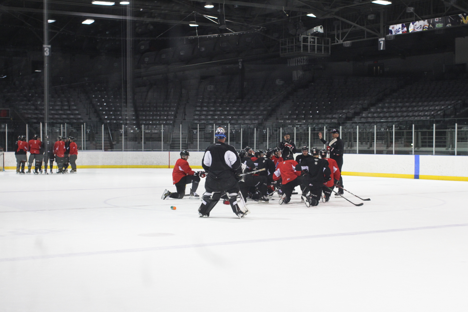 Les entraîneurs rassemblent les joueurs.