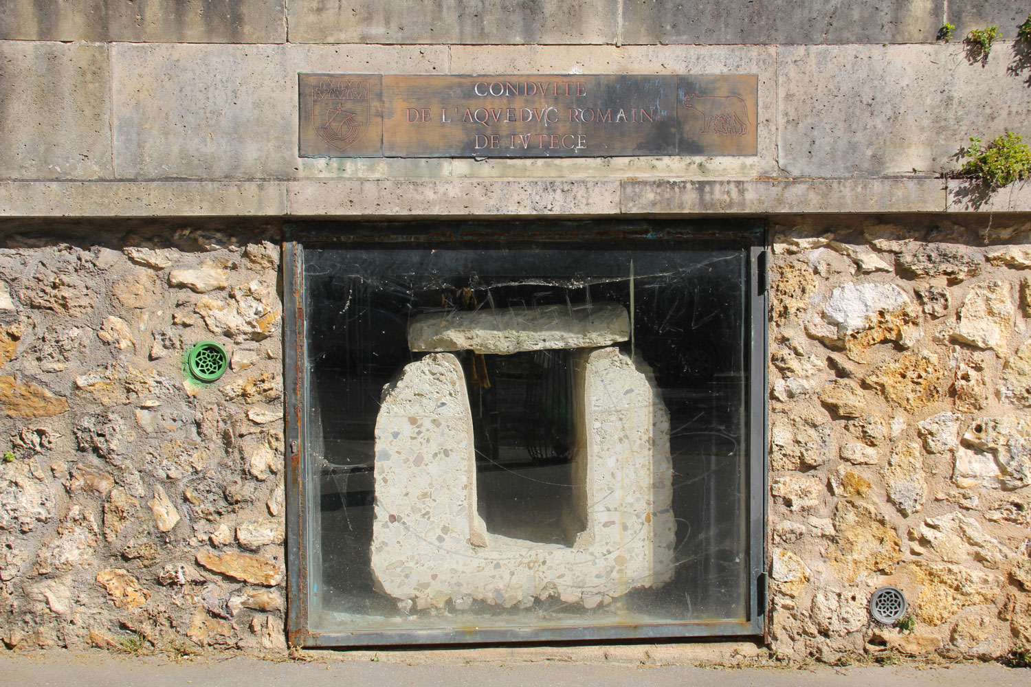 Cette place est chargée d’Histoire très contemporaine et très ancienne. On y trouve aussi ce vestige d’un aqueduc qui alimentait Paris en eau à l’époque romaine © Globe Reporters