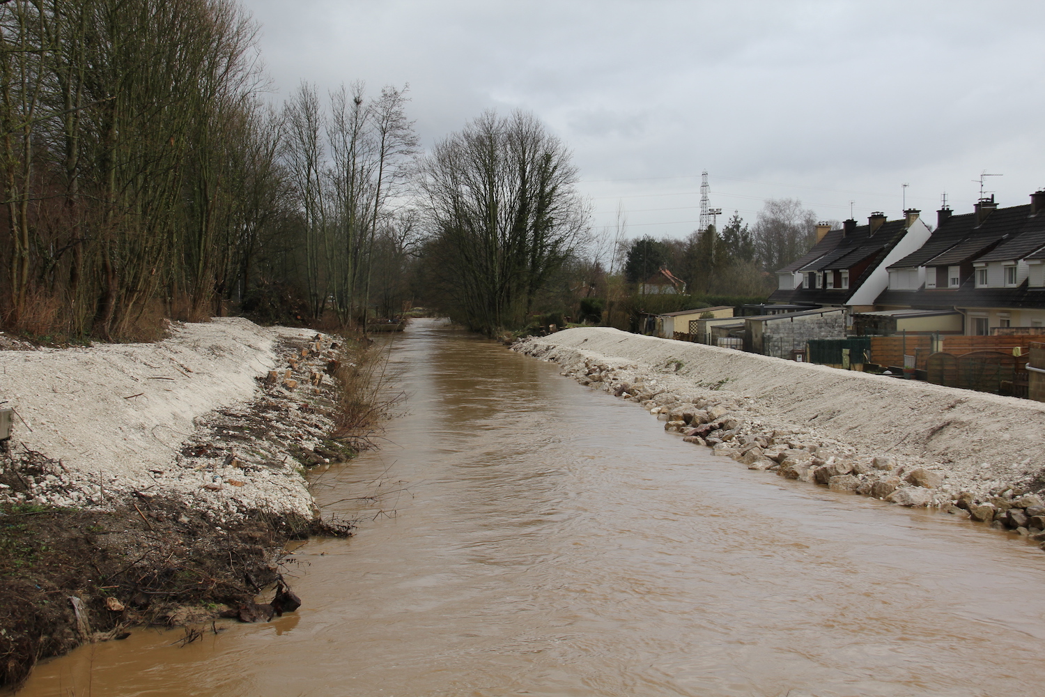 Les récentes inondations ont endommagé la digue existante. Des travaux en urgence de consolidation ont dû être faits pour préserver les habitations proches © Globe Reporters