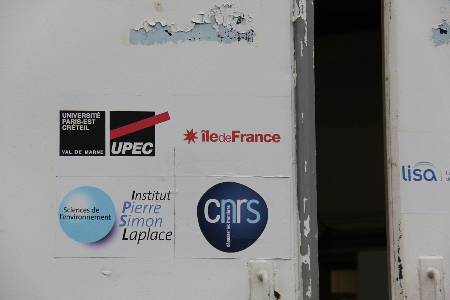 L’entrée du laboratoire avec les logos de tous les organismes qui participent à ces recherches © Globe Reporters
