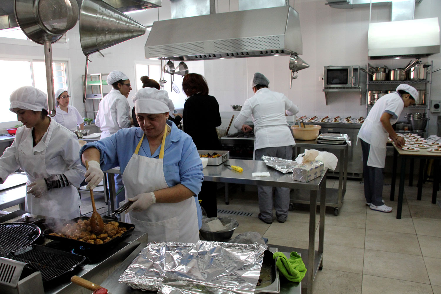 Pendant ce temps-là, on s’active en cuisine. Un déjeuner est prévu après la rencontre officielle