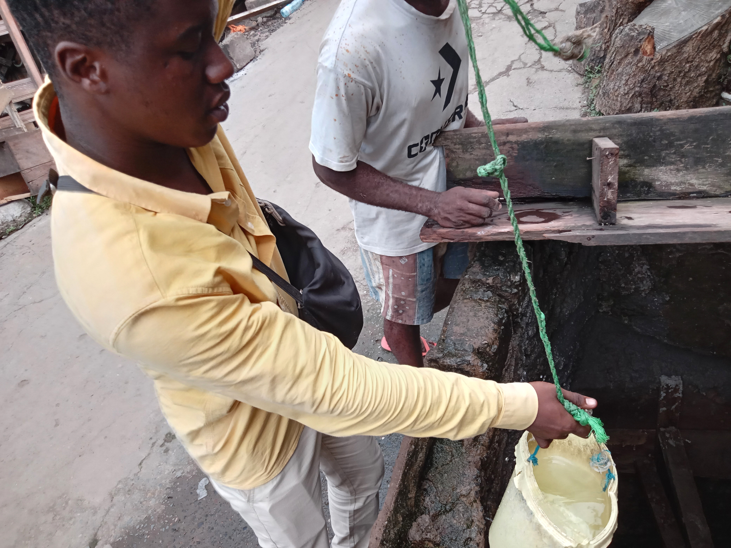 Loïc STÉPHANE étudiant en master vit dans le quartier de Bonadibong, il utilise l’eau du puits pour la lessive ou la vaisselle © Globe Reporters
