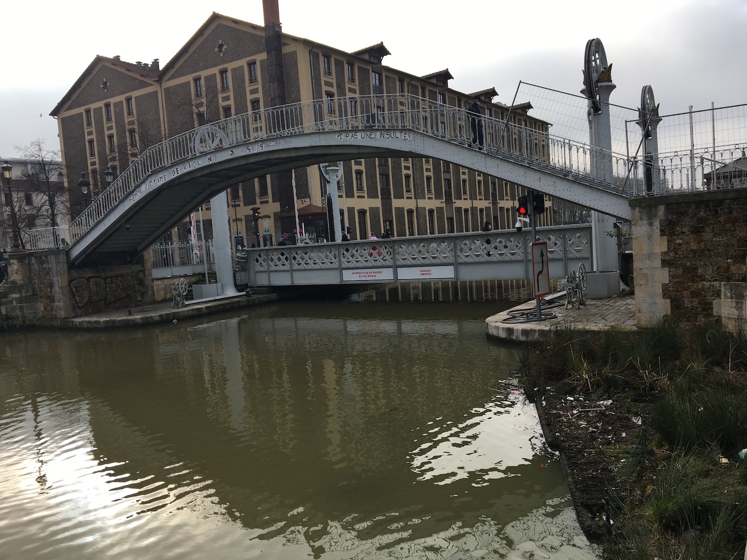 Premier radeau végétalisé près du pont levant de rue de Crimée © Globe Reporters