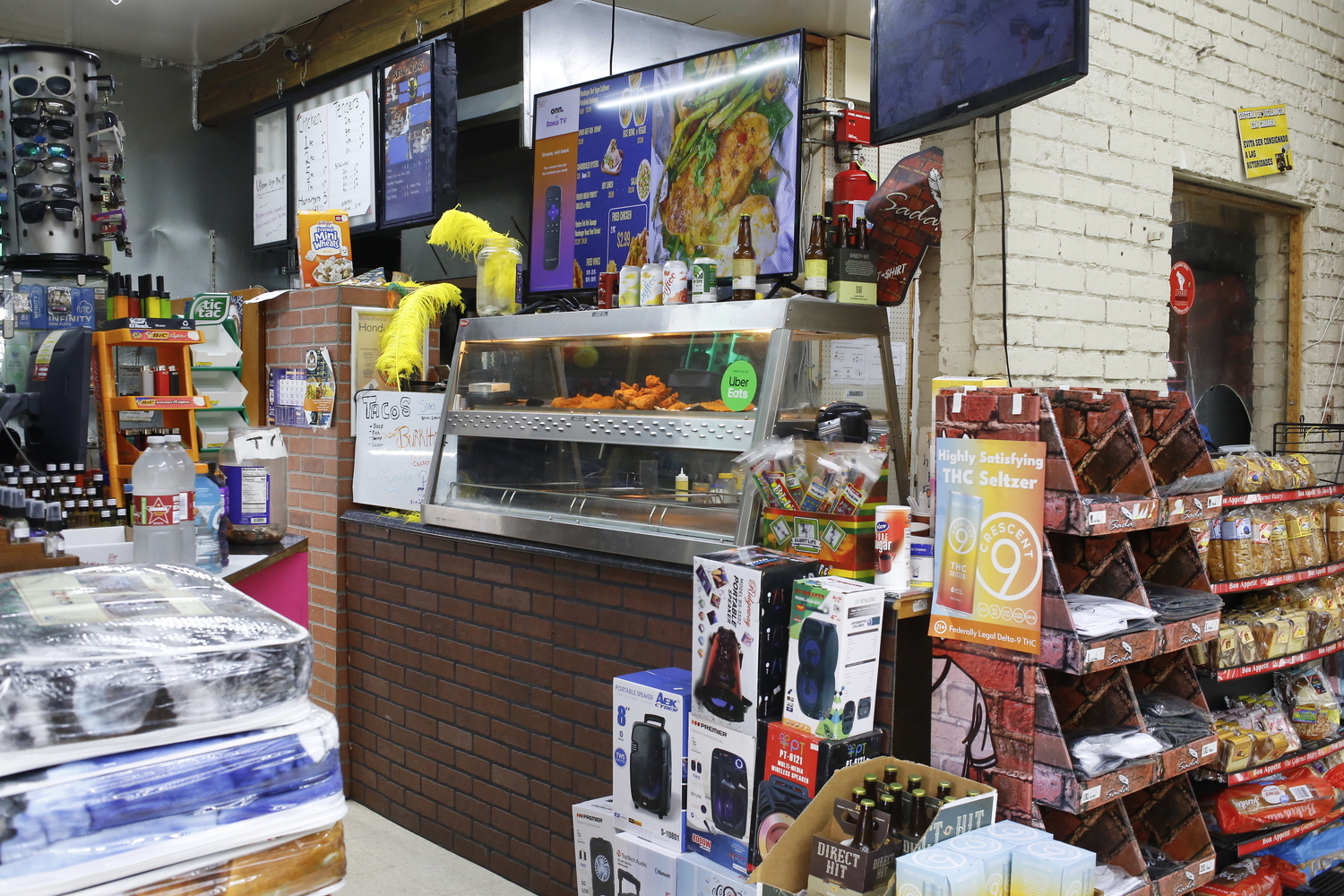 La petite cuisine est dans un coin de l’épicerie © Globe Reporters