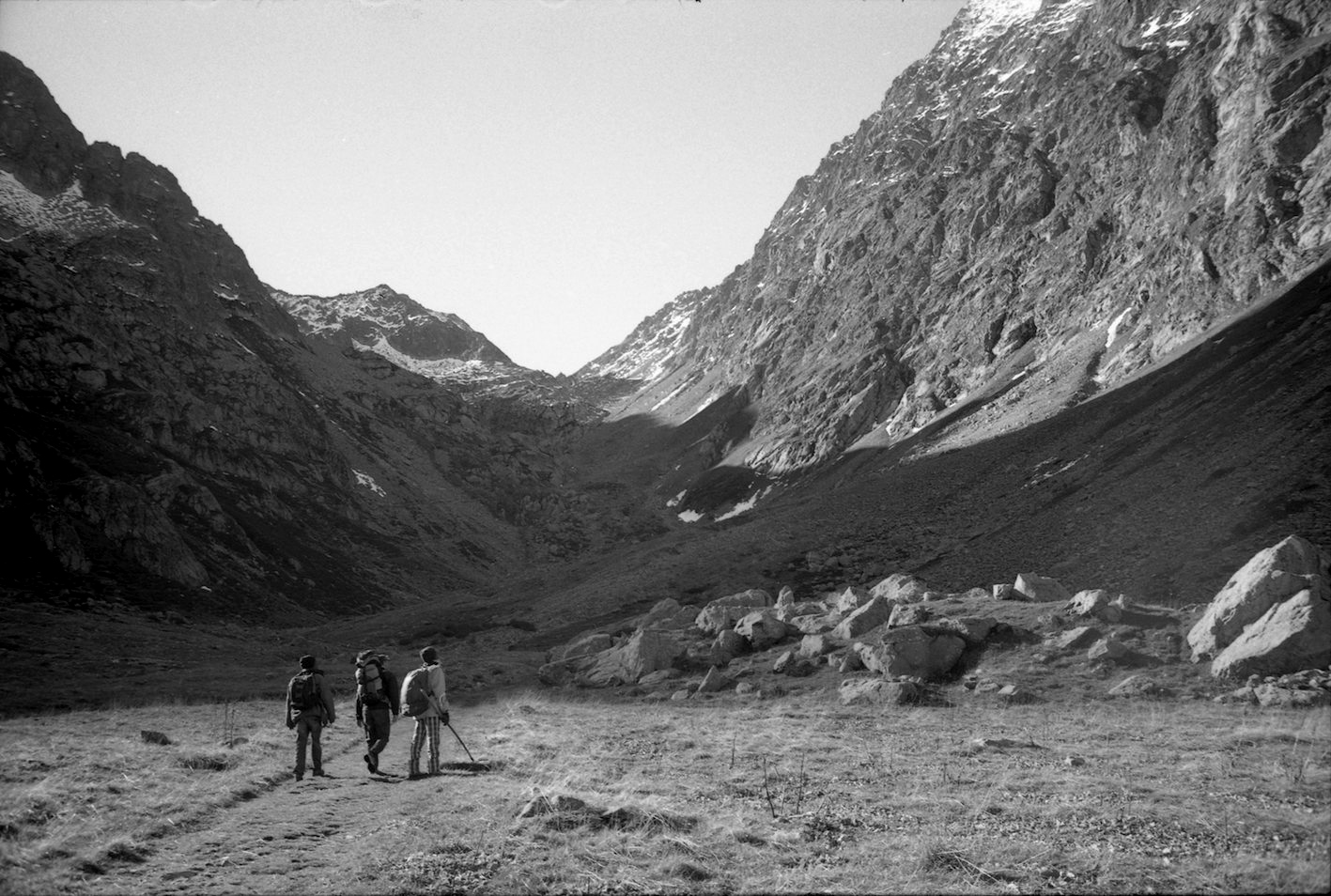 Deux réfugiés soudanais et un militant passeur français traversant illégalement la frontière entre l’Italie et la France via un passage au sud des Alpes – photo de Raphaël Krafft