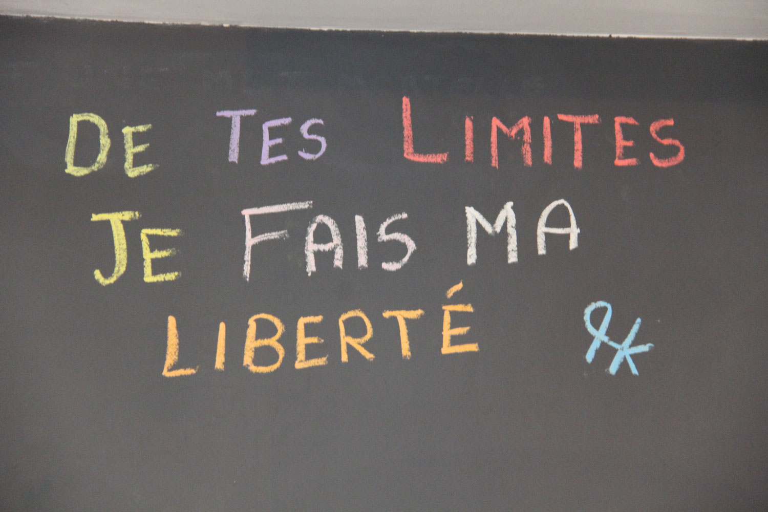 Il y a plein d’inscriptions sur les murs du Bar commun © Globe Reporters