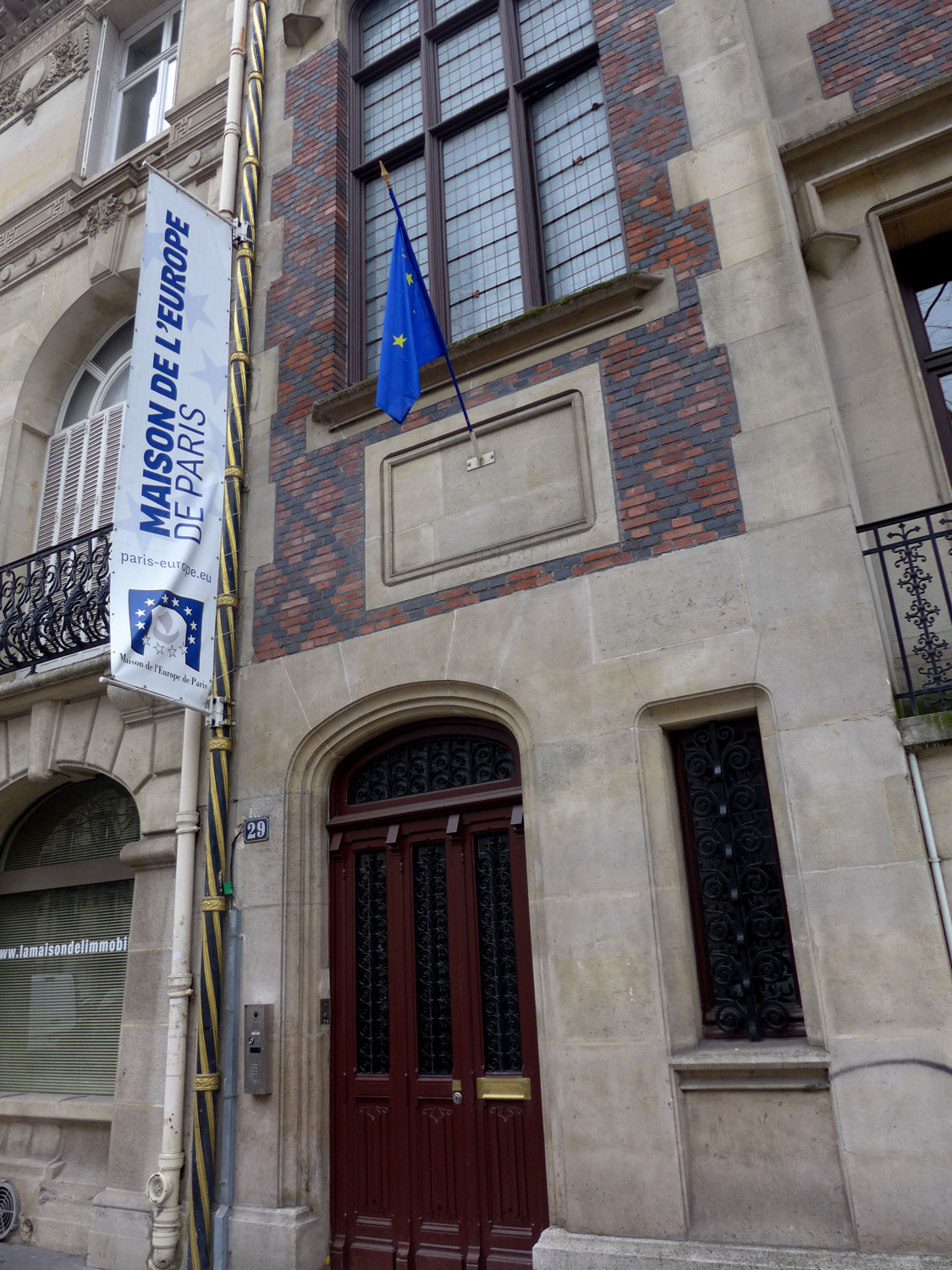 04.Le drapeau européen flotte au-dessus de l’entrée