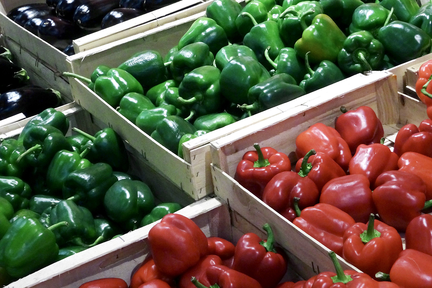 Toutes les denrées ne sont pas produites localement. Ici des poivrons cultivés en Espagne © Igor FRONTY