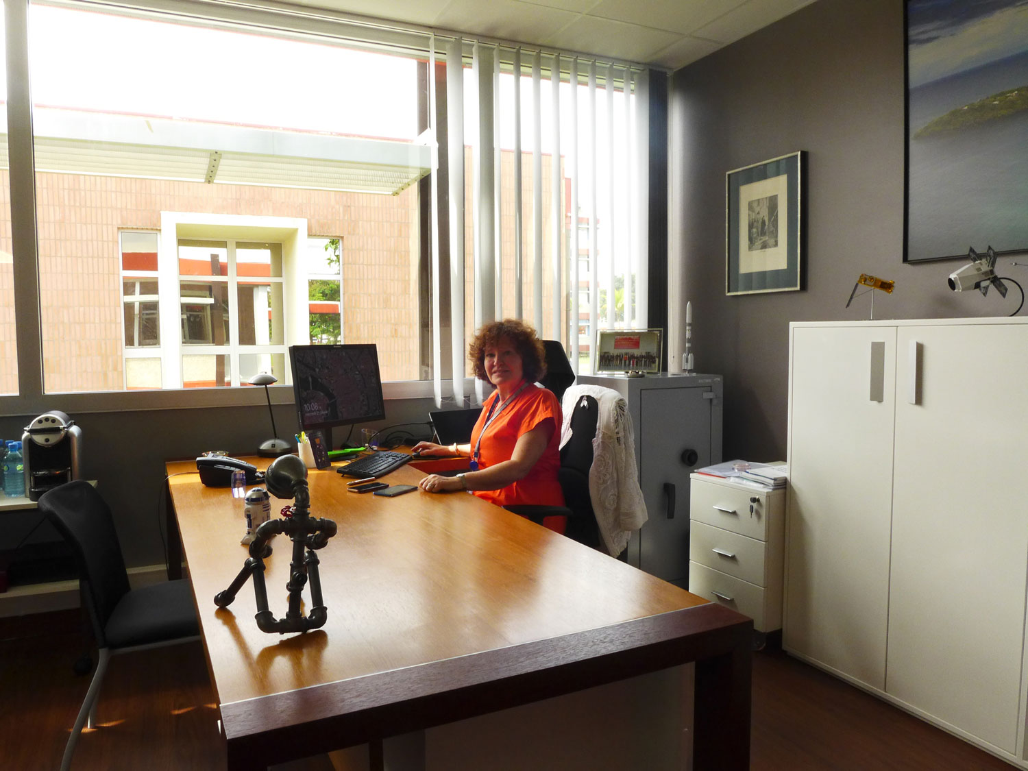 Marie-Anne CLAIR dans son bureau.