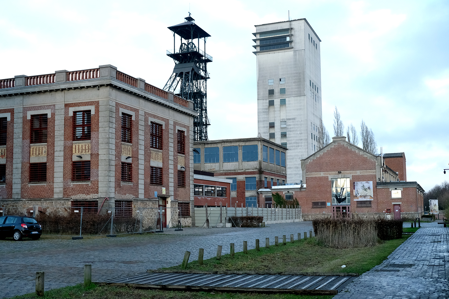 La Base et les terrils jumeaux du 11/19 constituent l’un des quatre sites du patrimoine minier conservés dans le Nord-Pas-de-Calais.  Ces deux chiffres 11 et 19 font référence aux numéros des anciens puits de mine, 11 pour le chevalement métallique des années 1920 et 19 pour la tour de concentration en béton de 1960.