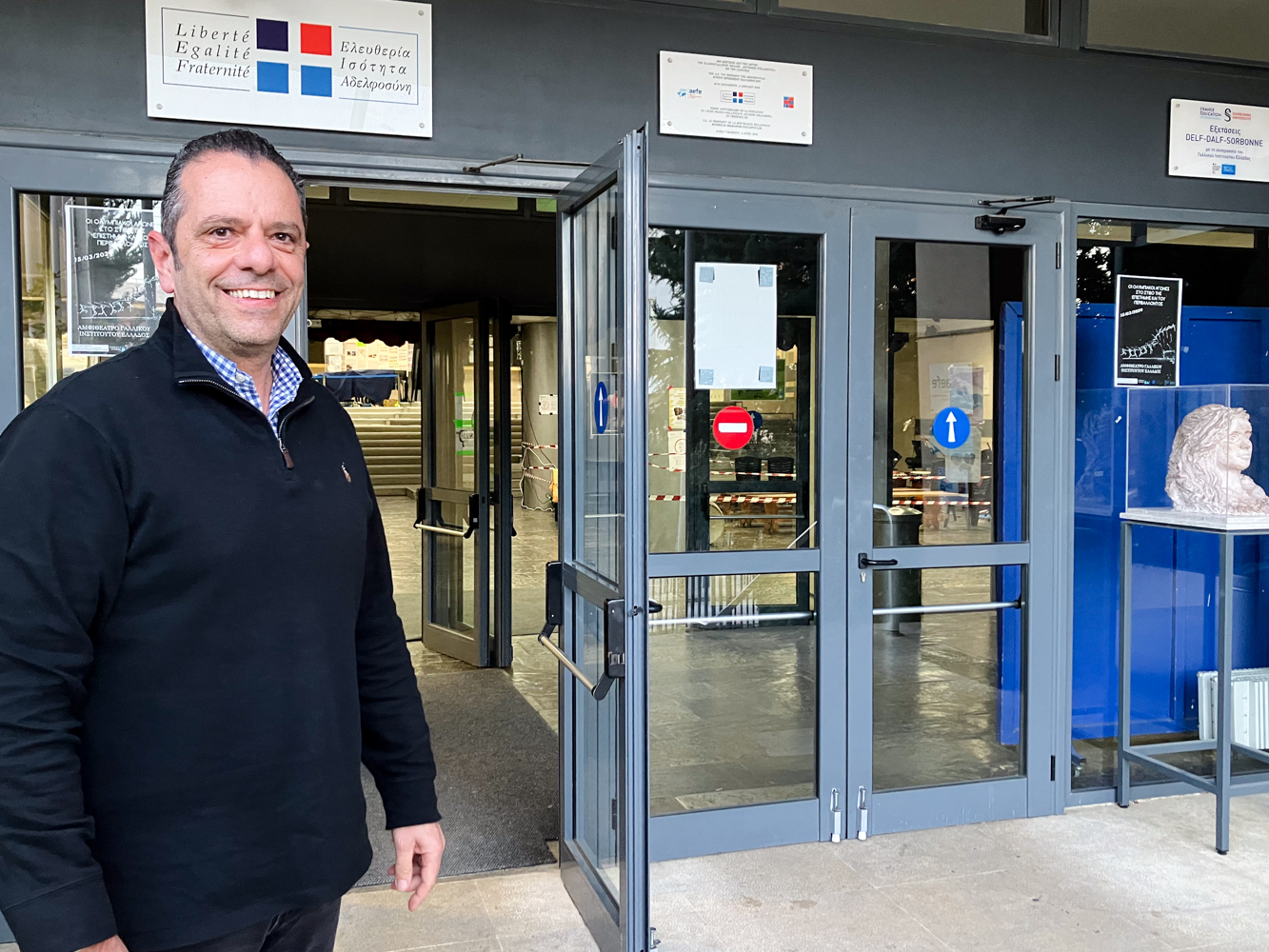 Le professeur de mathématiques Georges GEORGANTAS devant l’entrée du lycée franco hellénique © Globe Reporters