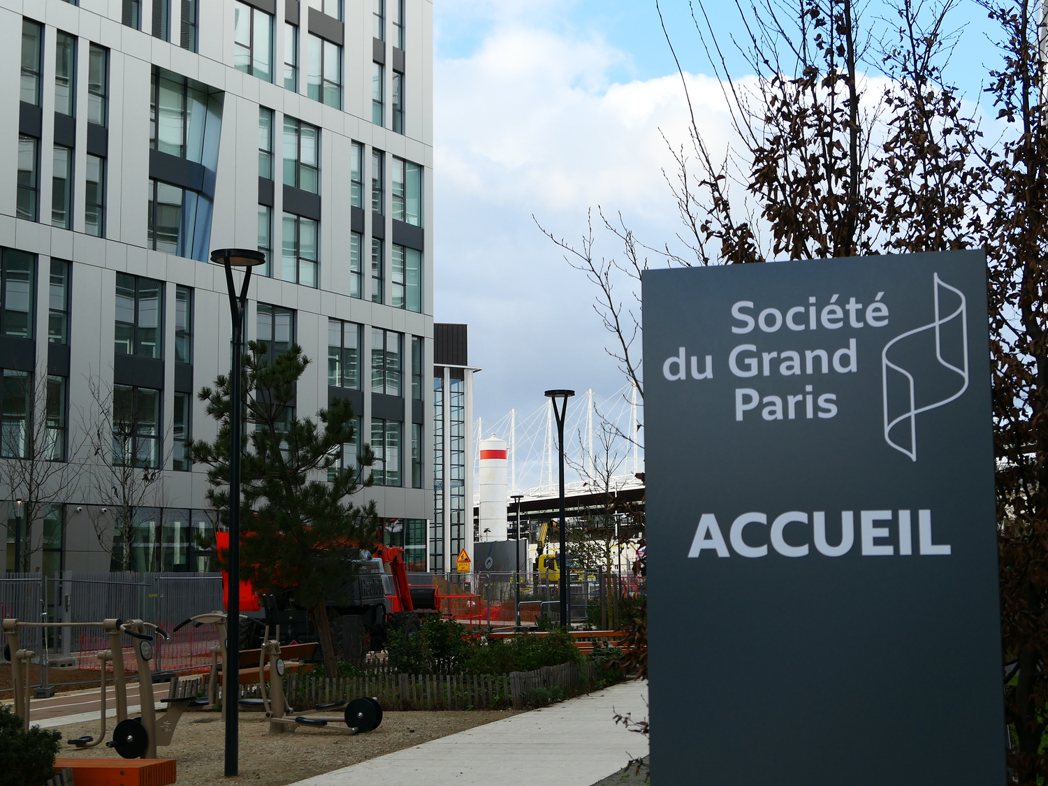 Une fois devant la porte, Océane appelle son contact, l’attaché de presse de l’entreprise, et va récupérer son badge pour la matinée à l’entrée © Globe Reporters