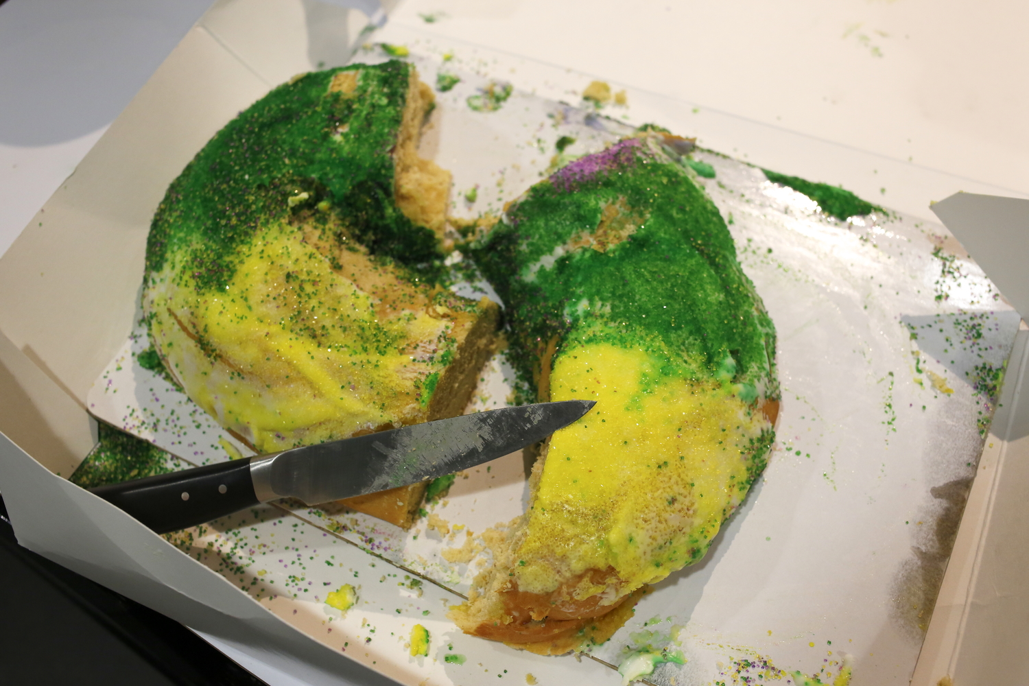 Le king cake dans les bureaux de Neal © Globe Reporters