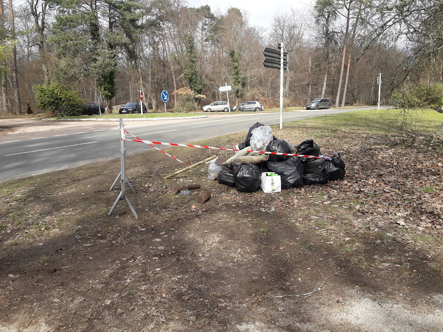 Il s’agit souvent de déchets qui sont déposés sur les bords de routes ou à la lisière de la forêt © ONF