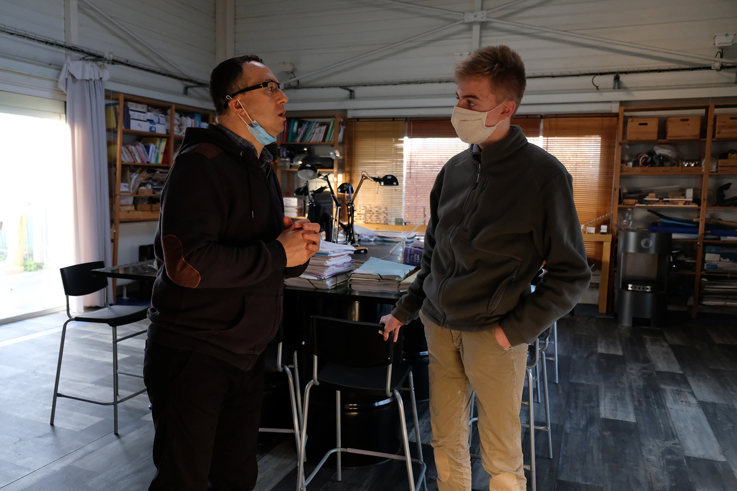 La visite continue dans le bureau de l’architecte, situé à côté de la pièce à vivre. © Globe Reporters