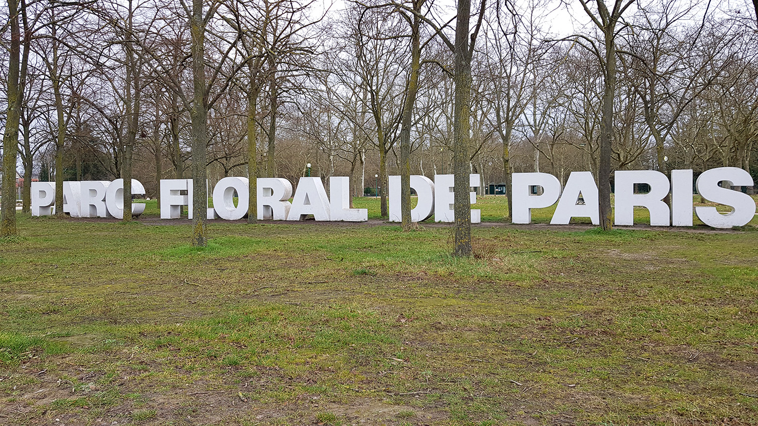 Arrivée devant l’entrée du Parc Floral, Chloé relit le mail de Pascal PERDEREAU, et suit ces instructions pour le rejoindre au Pavillon 2 © Globe Reporters