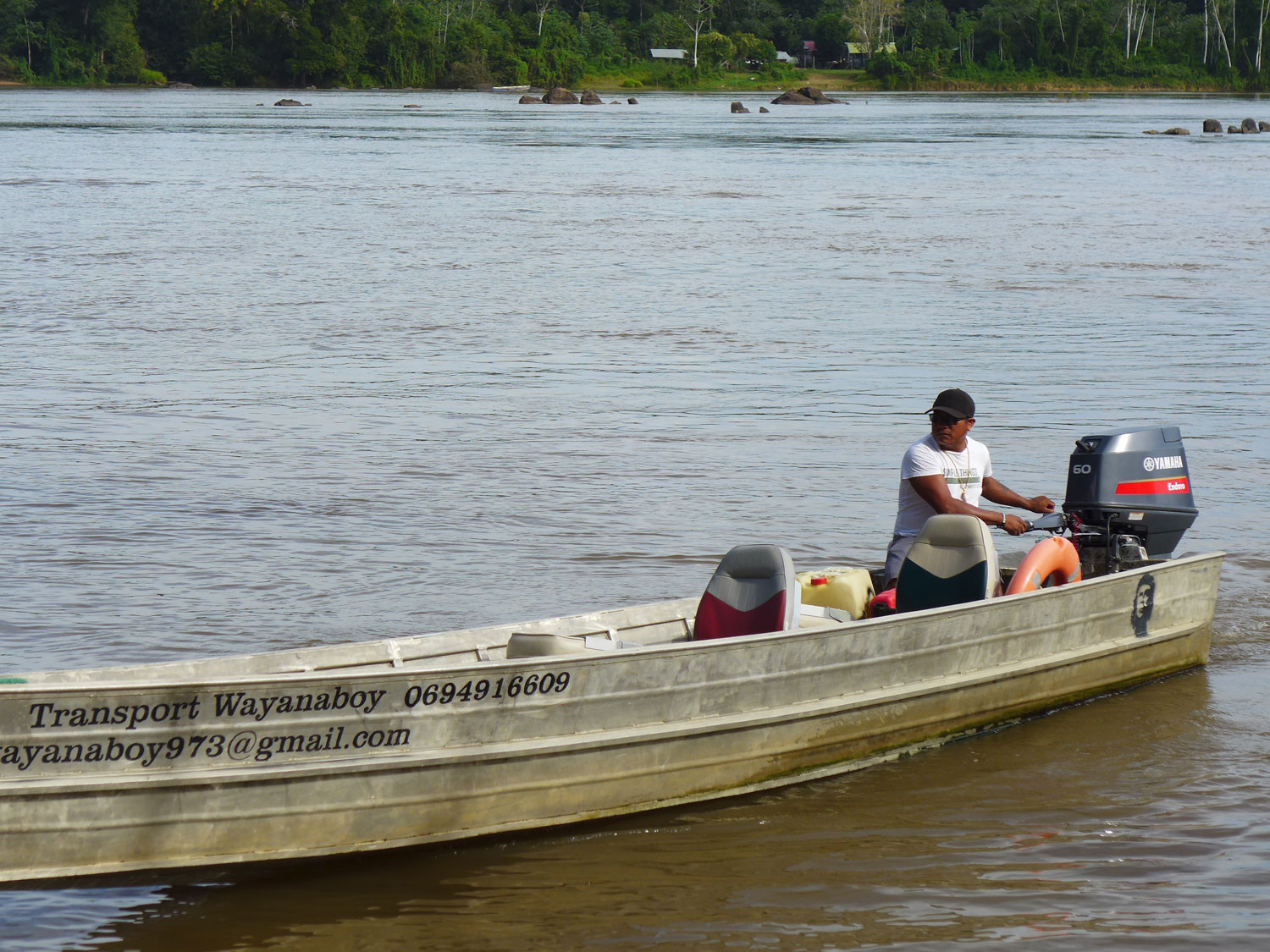 Arrivée de la pirogue pour Taluen.