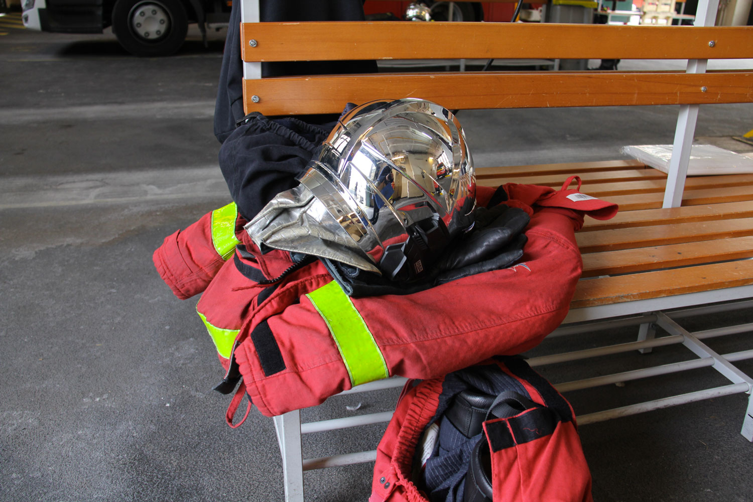 L’équipement en cas d’incendie est toujours prêt et à portée de main. Le pantalon est replié sur les bottes : prêt à être enfilé ! © Globe Reporters
