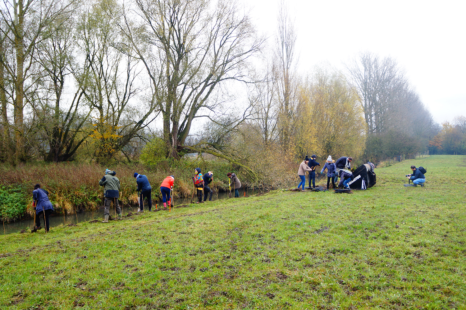 Photo prise lors d’une plantation à Sainghin, en novembre 2021. Une haie de 400 arbres et arbustes a été plantée. © Les Planteurs volontaires