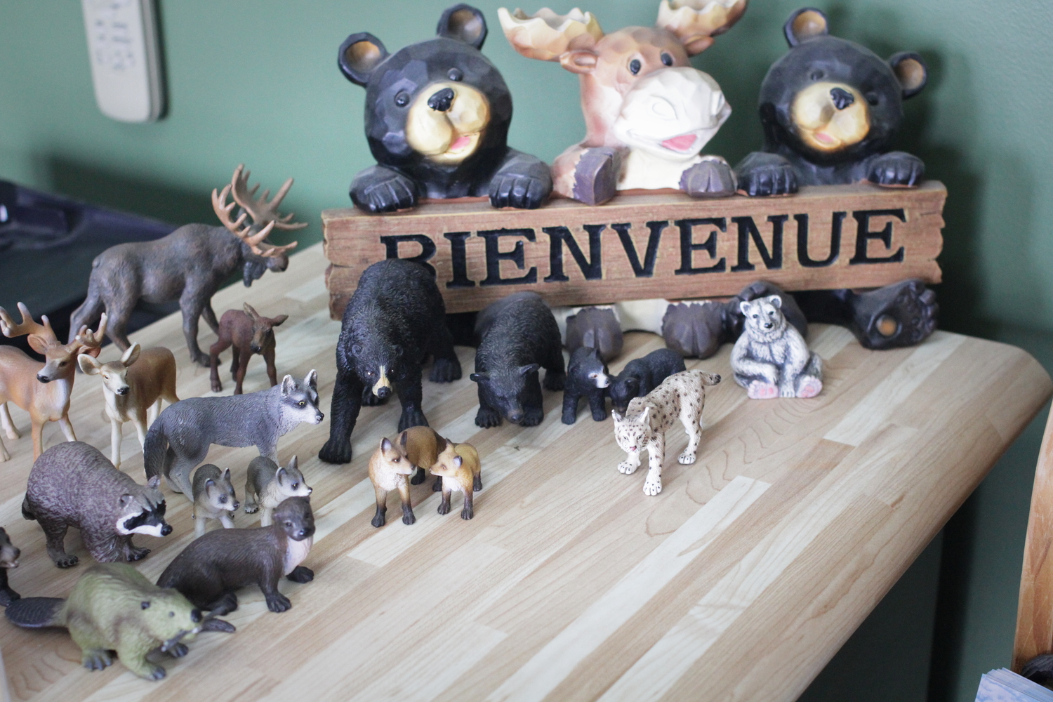 La réception de l’auberge. Les statuettes représentent tous les animaux du Parc National.