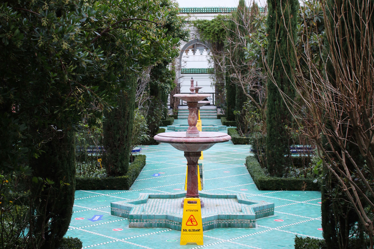 Pour prendre quelques photos, Chloé rentre à l’intérieur et contemple les jardins, les portes en bois, les mosaïques ou encore son minaret © Globe Reporters