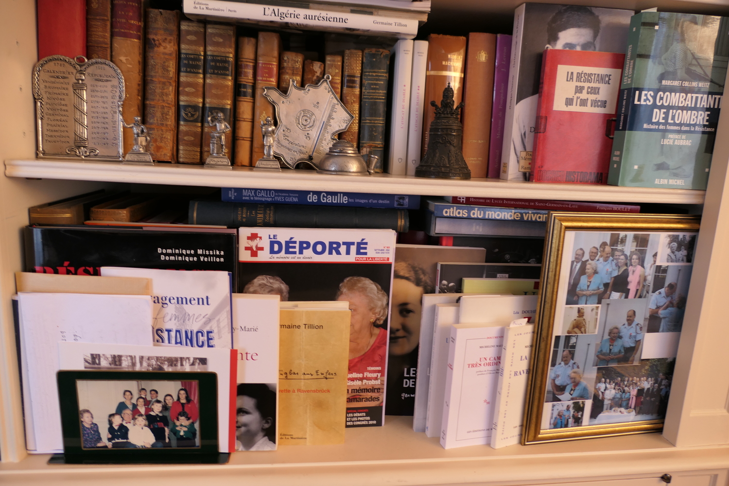 Les étagères sont remplies de souvenirs de ses engagements pour la sauvegarde de la mémoire de la résistance et d’ouvrages sur le sujet © Globe Reporters