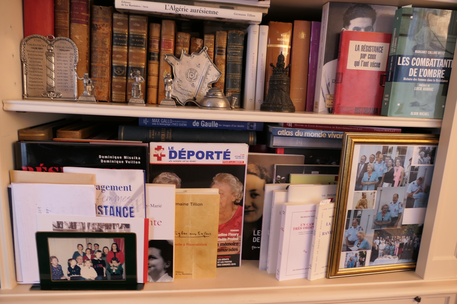 Les étagères sont remplies de souvenirs de ses engagements pour la sauvegarde de la mémoire de la résistance et d’ouvrages sur le sujet © Globe Reporters