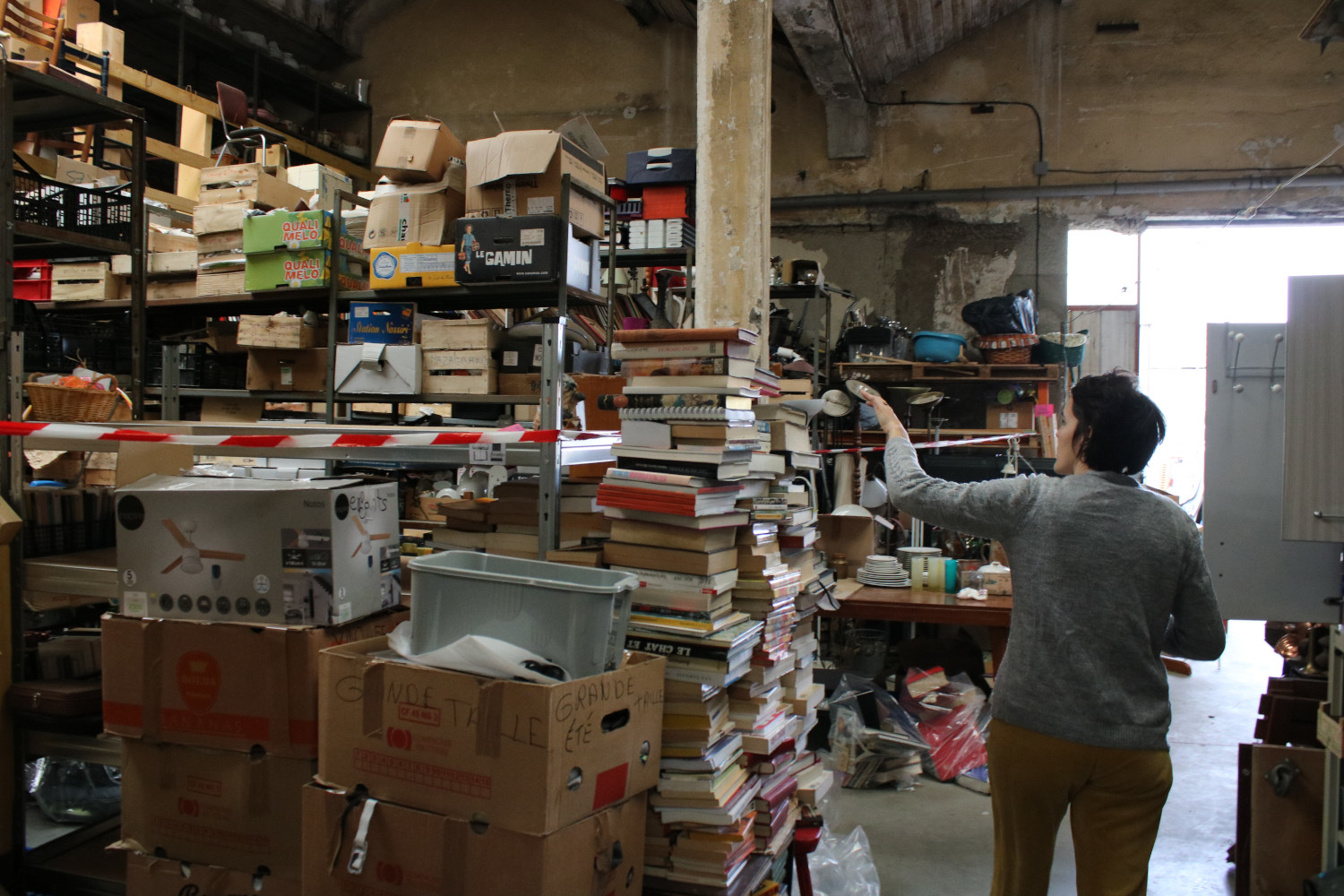 Dans l’arrière-boutique, les objets qui n’ont pas encore été triés sont stockés. Cela prend beaucoup de place ! © Anouk PASSELAC / Globe Reporters