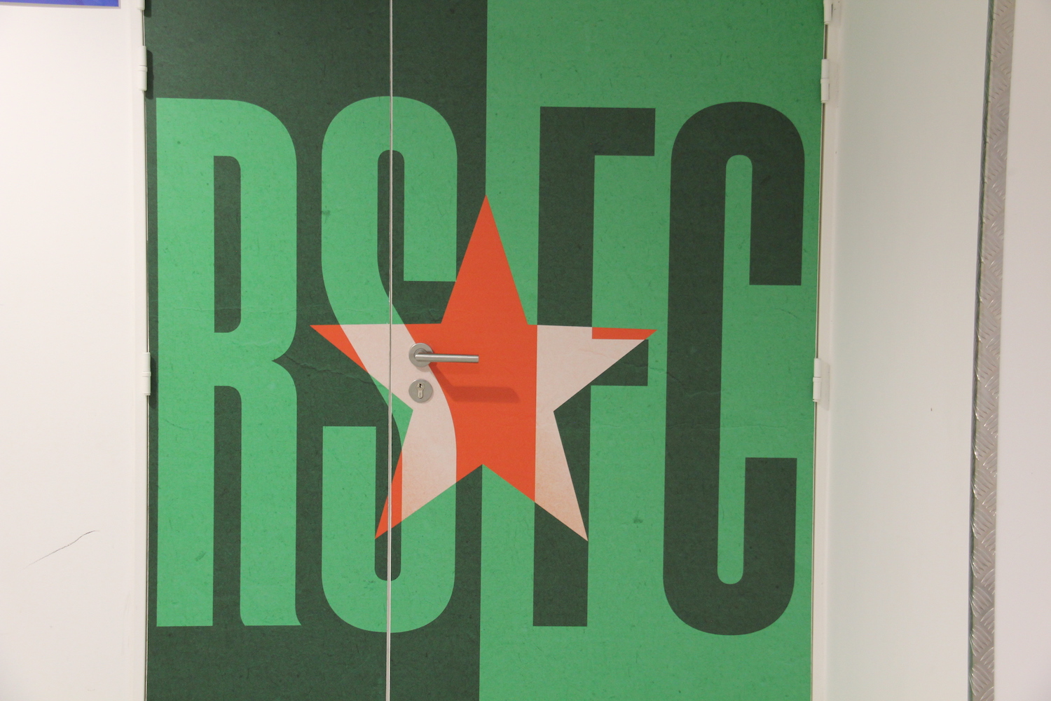 Même les portes sont floquées du logo du Red Star Football Club © Globe Reporters