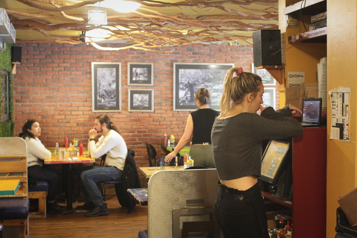 Une partie de la salle du restaurant.