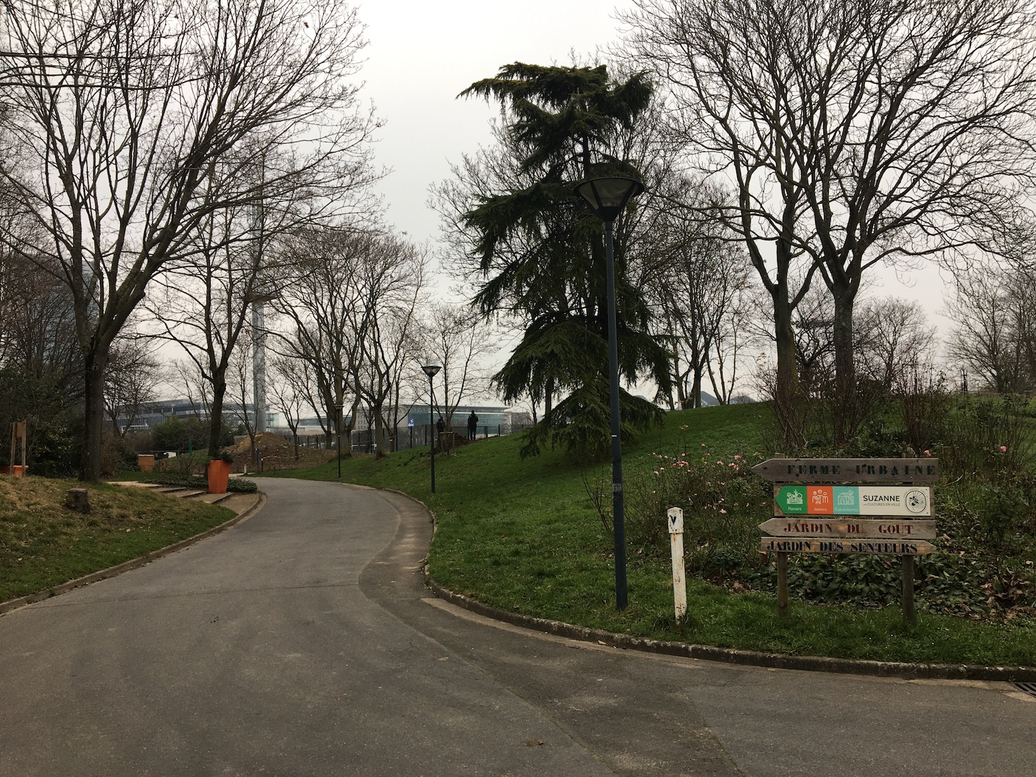 Les panneaux indiquant les deux fermes du stade © Globe Reporters