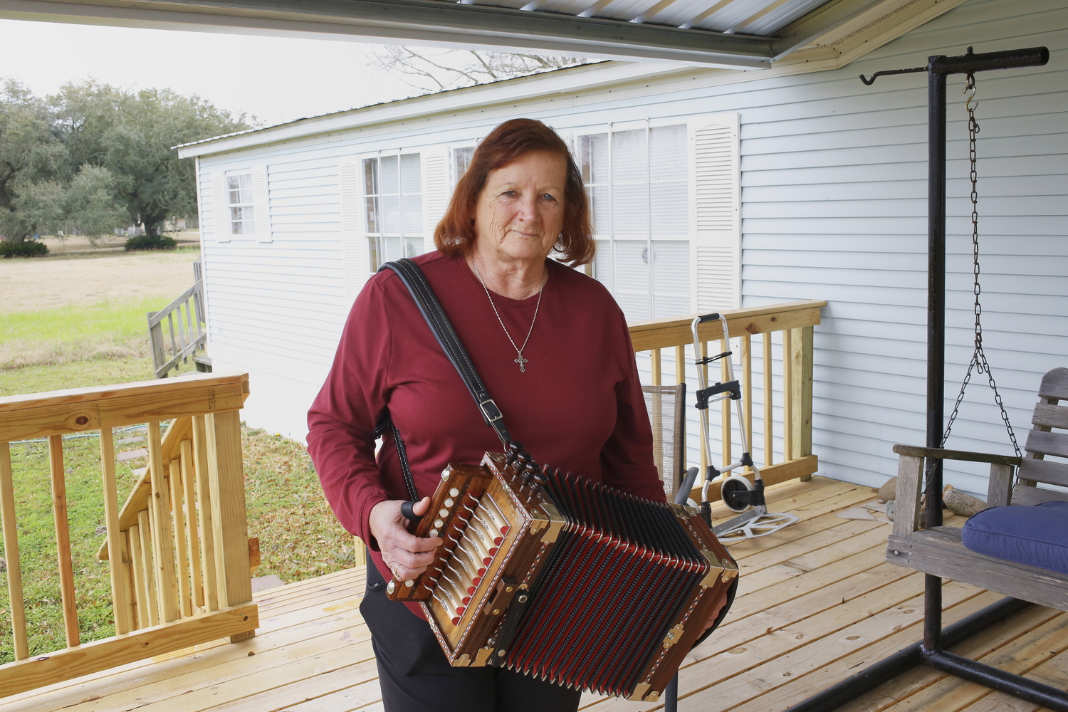 Portrait de Sheryl CORMIER sur son porche © Globe Reporters 