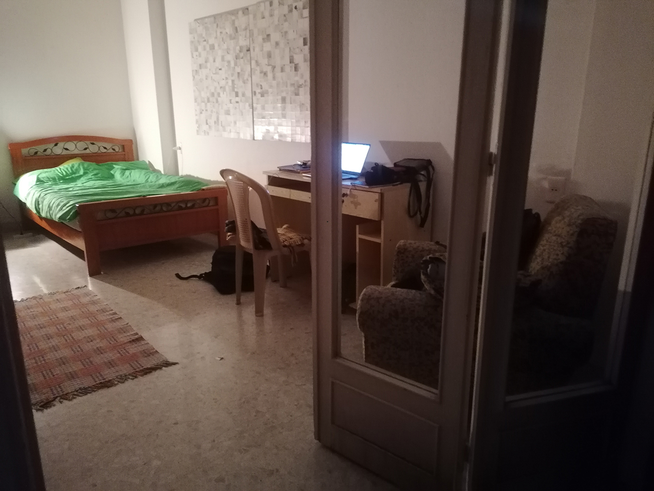 Vers Minuit, je découvre l’appartement où je vais séjourner pendant tout le mois. Il s’agit d’une colocation avec deux Libanais, Firas et Naim, et d’une étudiante espagnole, Célia. Firas est ingénieur son, et Naïm, artiste et programmateur informatique © Globe Reporters