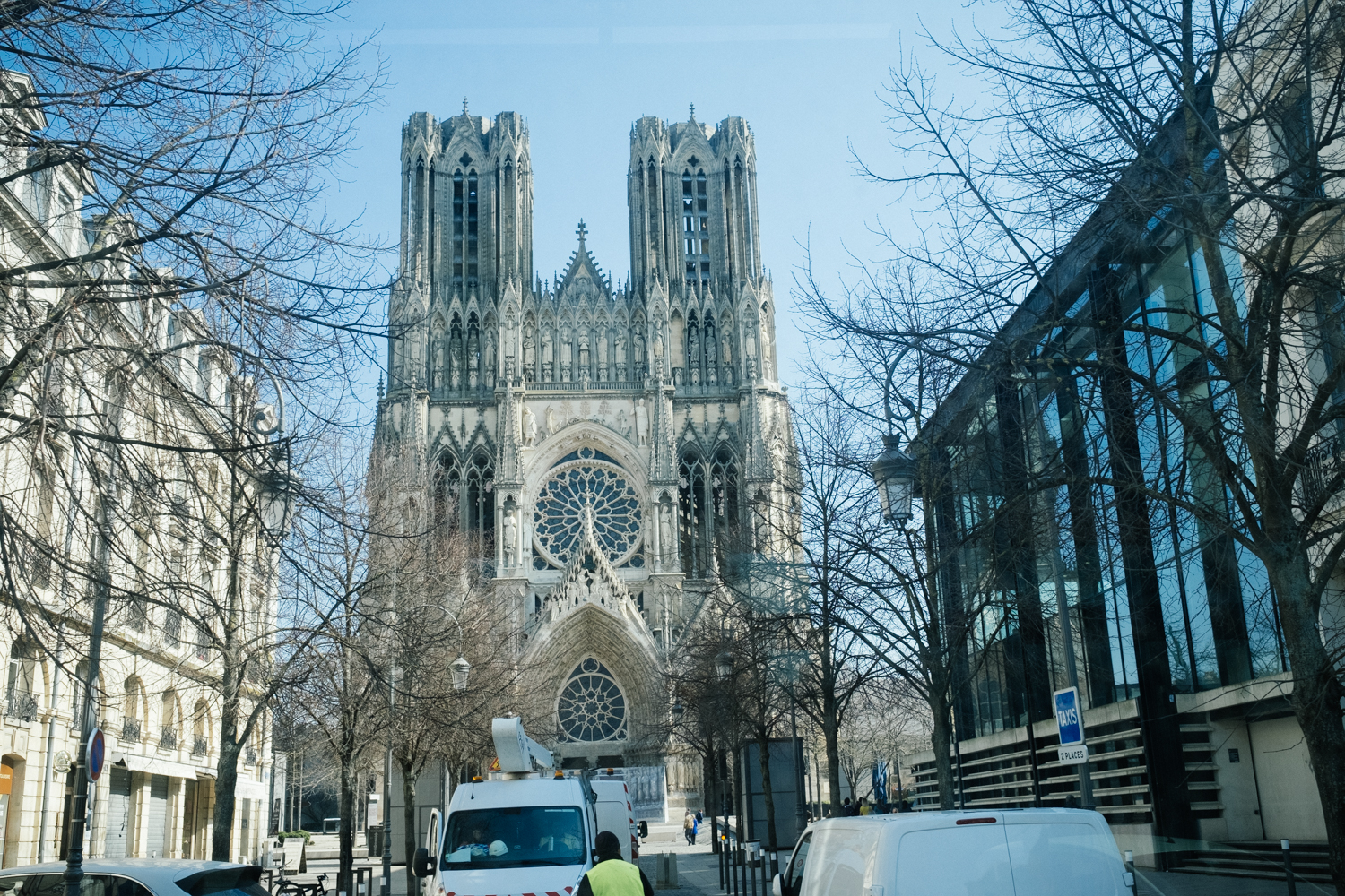 En arrivant à Reims, notre correspondante prend le bus pour se rendre chez Thomas LESAGE. Elle passe devant la cathédrale de Reims, magnifique monument connu pour avoir été, à partir du XIᵉ siècle, le lieu de la quasi-totalité des sacres des rois de France © Globe Reporters