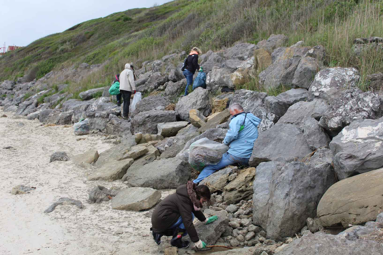 Ce jour-là, ils ramassent 305 kilos de déchets plastiques.