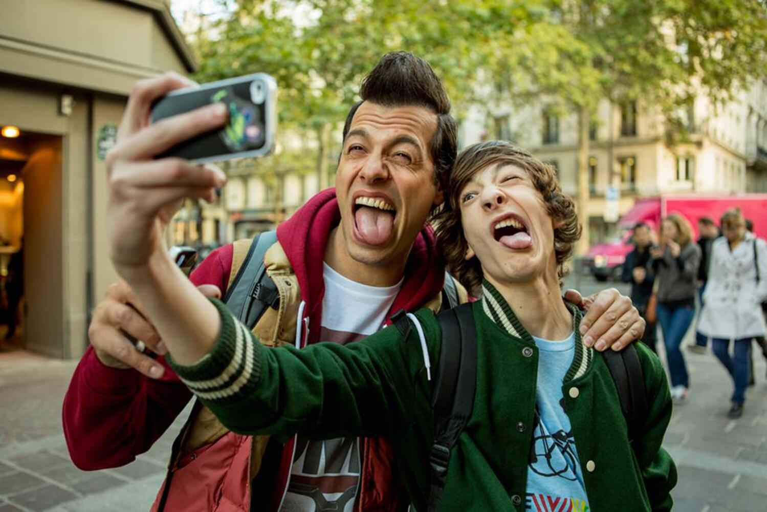 Tristan SÉGUÉLA raconte aux globe-reporters ses débuts entre clips musicaux et publicités avant la sortie de son premier film au cinéma, 16 ans ou presque, en 2013 © Unité de production