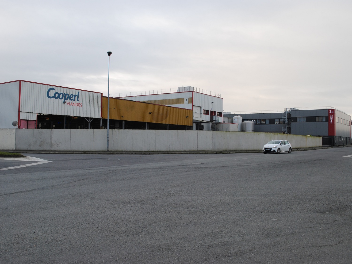 La Cooperl occupe un immense espace de 80 hectares à Lamballe. On y trouve un grand abattoir, le siège de la coopérative, un méthaniseur, etc. La coopérative possède aussi une vingtaine d’autres sites plus petits, dans d’autres villes © Globe Reporters