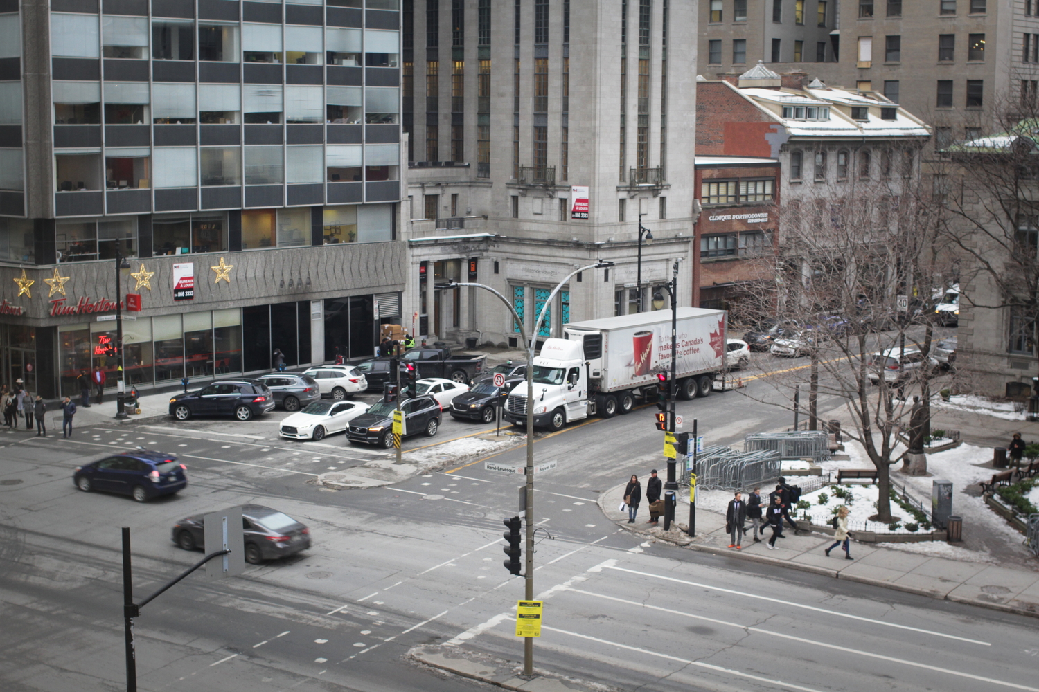 Vue de la salle de presse sur un carrefour de Montréal.