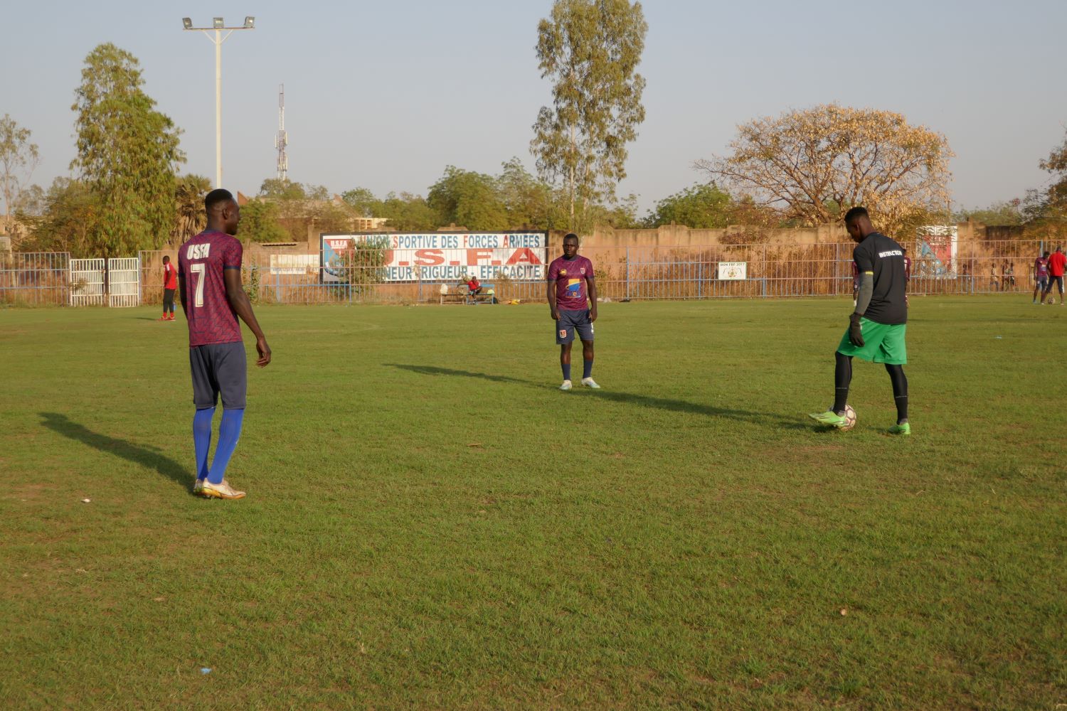 C’est après l’interview que Yannick Stéphane POGNONGO rejoint l’entrainement de son équipe, l’USFA de Ouagadougou © Globe Reporters