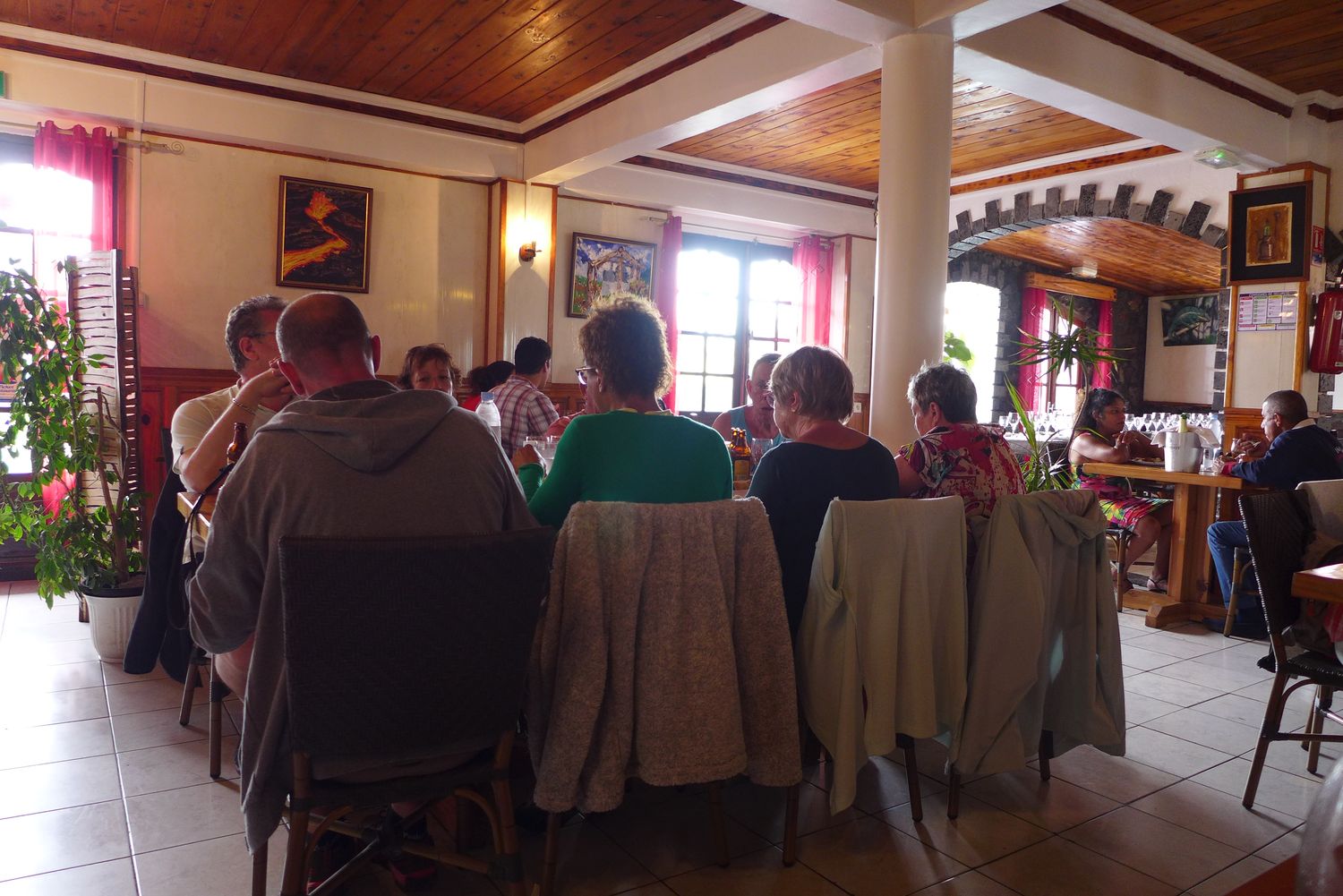 La salle du restaurant accueille des touristes et des locaux.