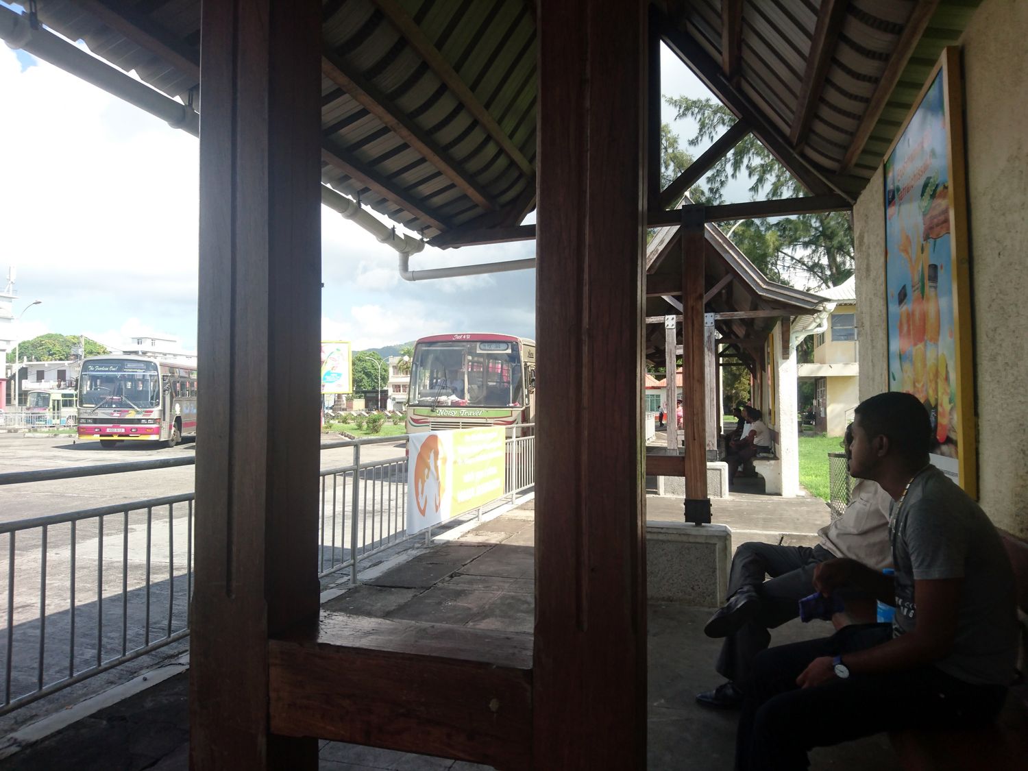 Après une nuit de repos à Mahébourg, elle a pris la route direction l’est de l’île et sa capitale : Port-Louis. Là aussi, elle ne travaille pas de la même manière qu’à La Réunion. Au lieu de louer une voiture, elle utilise les transports en commun. Ils sont bien développés, fréquents, et rapides.