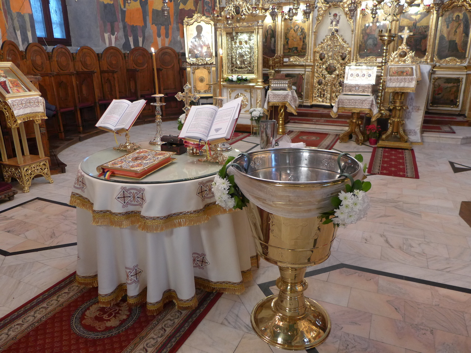 Ce samedi-là, l’église Icoanei accueillait une cérémonie de baptême.