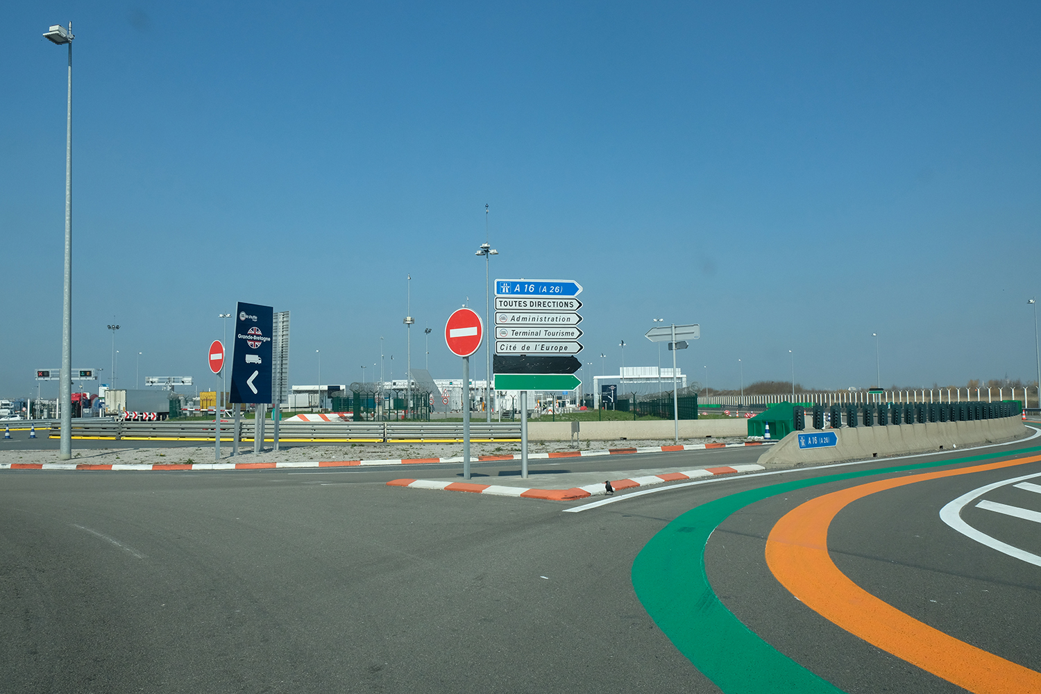 A quoi ressemble une frontière&nbsp;? Dernier rond point avant la douane britannique pour les poids-lourds en provenance de toute l’Europe. 
